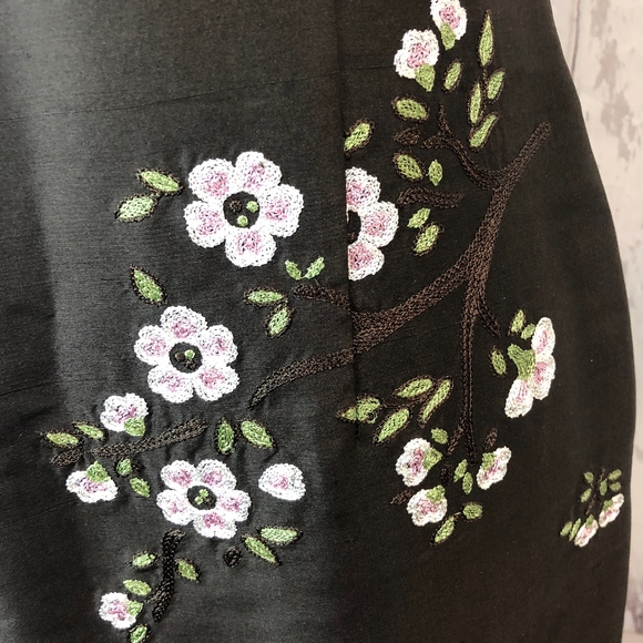 Elegant Embroidered Floral Sleeveless Shift Dress - Picture 3 of 7